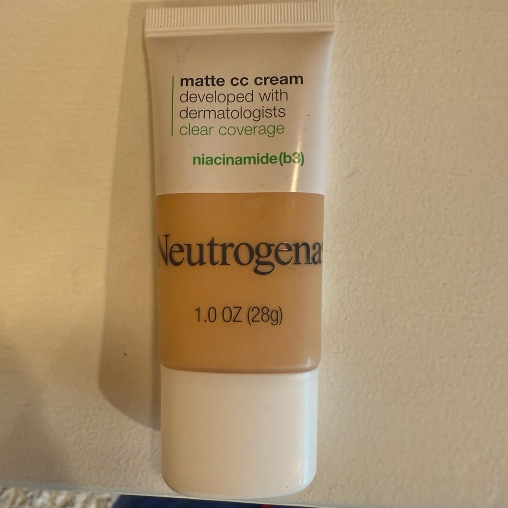Neutrogena Matte Clear Coverage Cream
Color: Sand 
New and Sealed